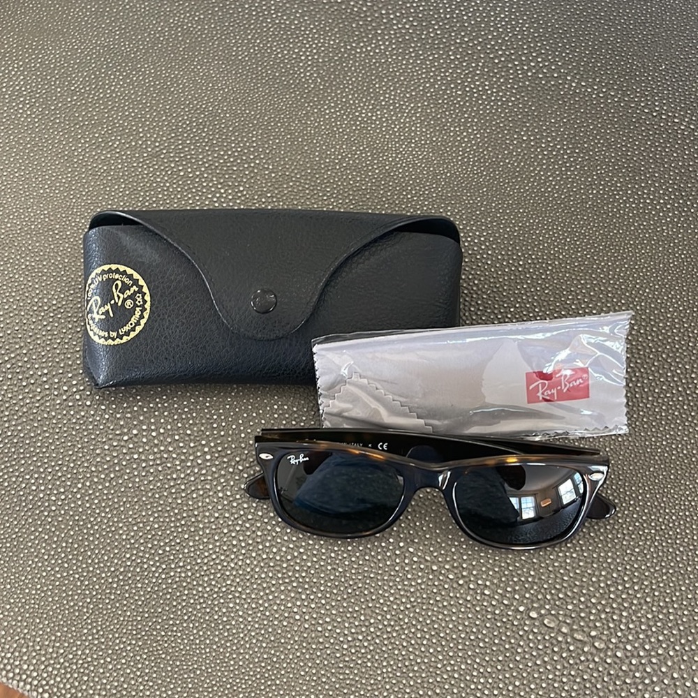 Ray-Ban “New Wayfarer” RB2132